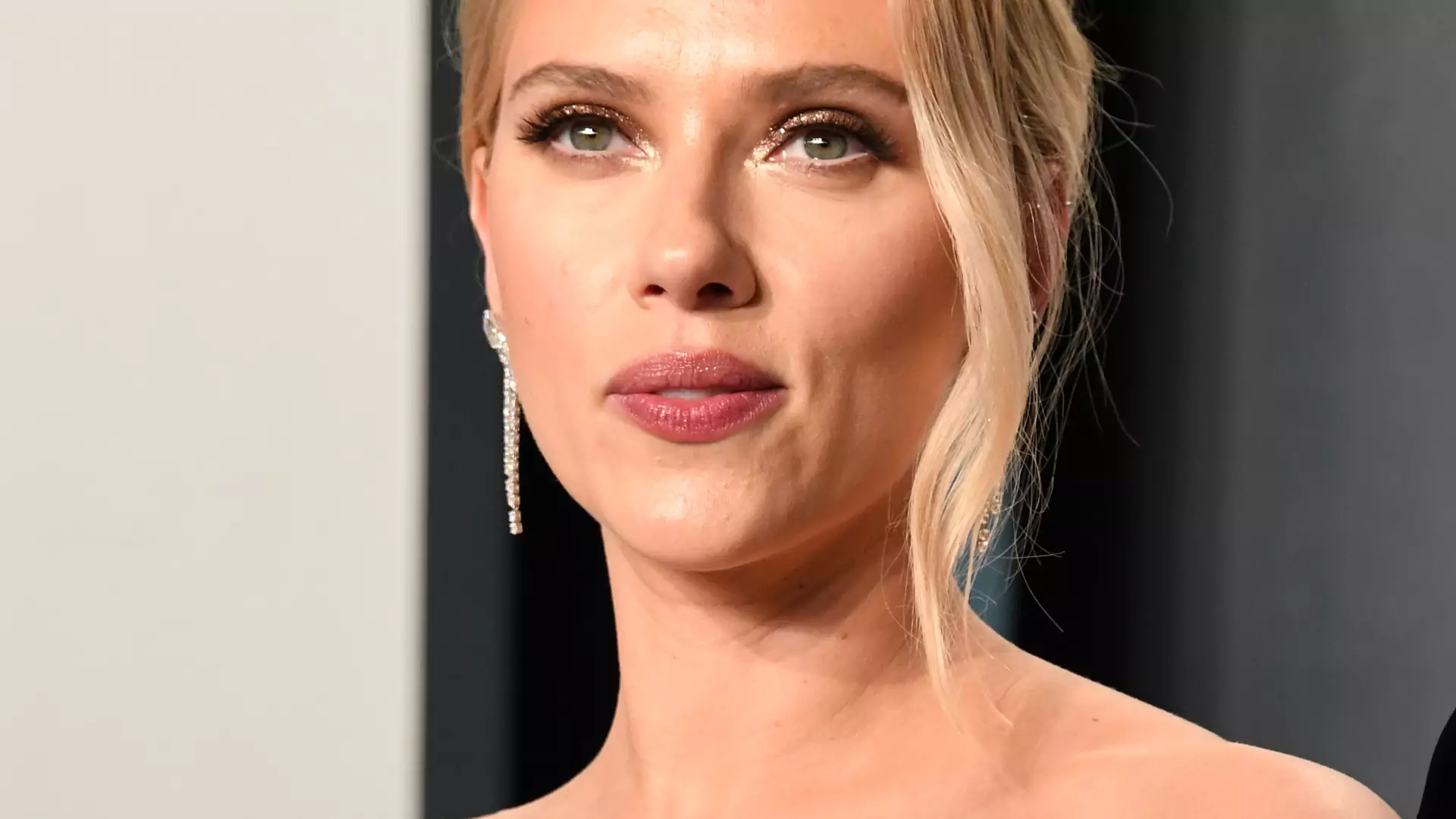 Scarlett Johansson pokazała na Oscarach wielki tatuaż. To nie jedyna gwiazda, która zdobi swoje ciało