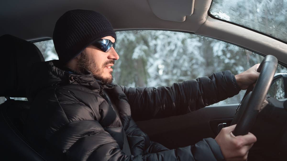 Zimowe ubranie krępuje ruchy podczas jazdy i ogranicza skuteczność działania pasów bezpieczeństwa