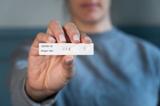 Kolejność objawów COVID-19. Jak rozpoznać nowy wariant XEC? [LISTA]