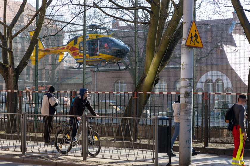 Dramatyczna akcja strażaków w centrum miasta. Helikopter lądował w parku