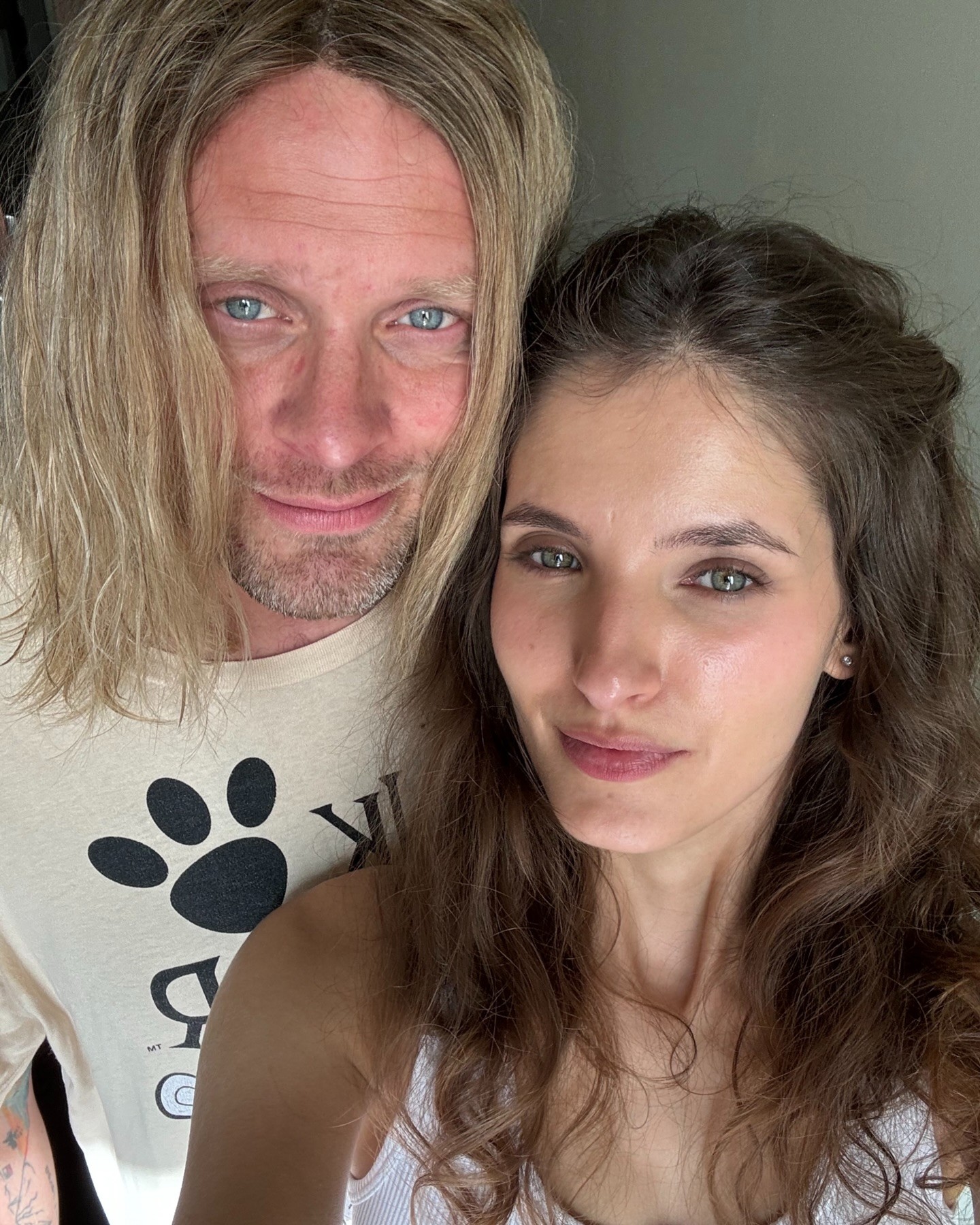 Jakub Prachař a Sara Sandeva sa zasnúbili.
