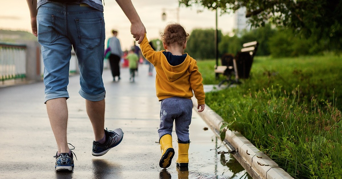 Mężczyzna w Polsce może płacić alimenty także na cudze dziecko, zaprzeczenie ojcostwa nie zawsze wystarczy. Sprawdź, kiedy