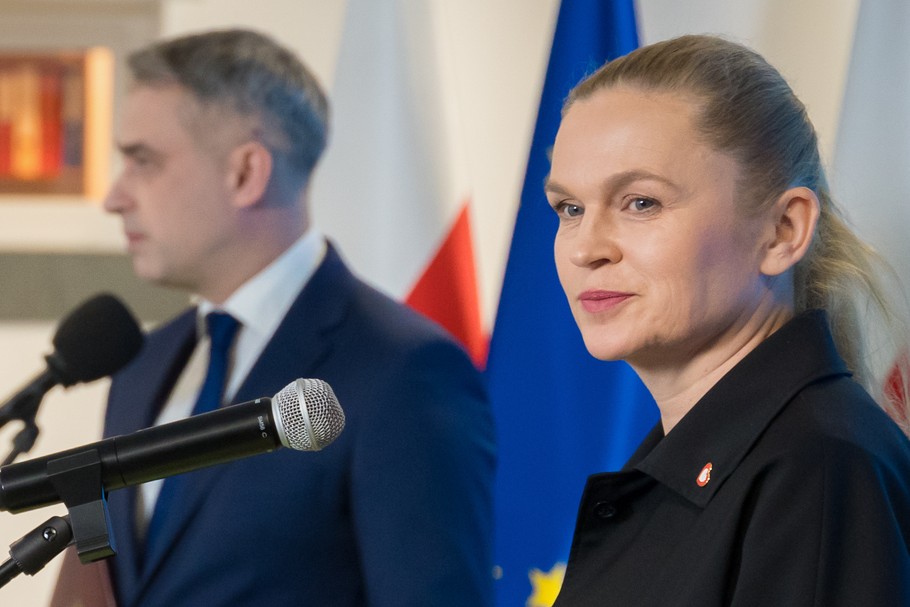 O tym, co dalej z laptopami dla uczniów zdecydują Barbara Nowacka, minister edukacji, i Krzysztof Gawkowski, wicepremier i minister cyfryzacji. Zdaniem Wojciecha Płażalskiego, eksperta BCC, będzie to wyzwaniem dla nowego rządu, który prawdopodobnie stworzy nowy program – kontynuację „Laptopa dla ucznia”. – Chociażby po to, aby „odzyskać” wydane na razie z budżetu państwa pieniądze, ze względu na zakwestionowanie programu przez Komisję Europejską. Aby „odchudzić” tornister uczniów, rząd prawdopodobnie będzie rozważał wprowadzenie w przyszłości tabletów – przewiduje ekspert BCC. Warszawa, luty 2024 r.