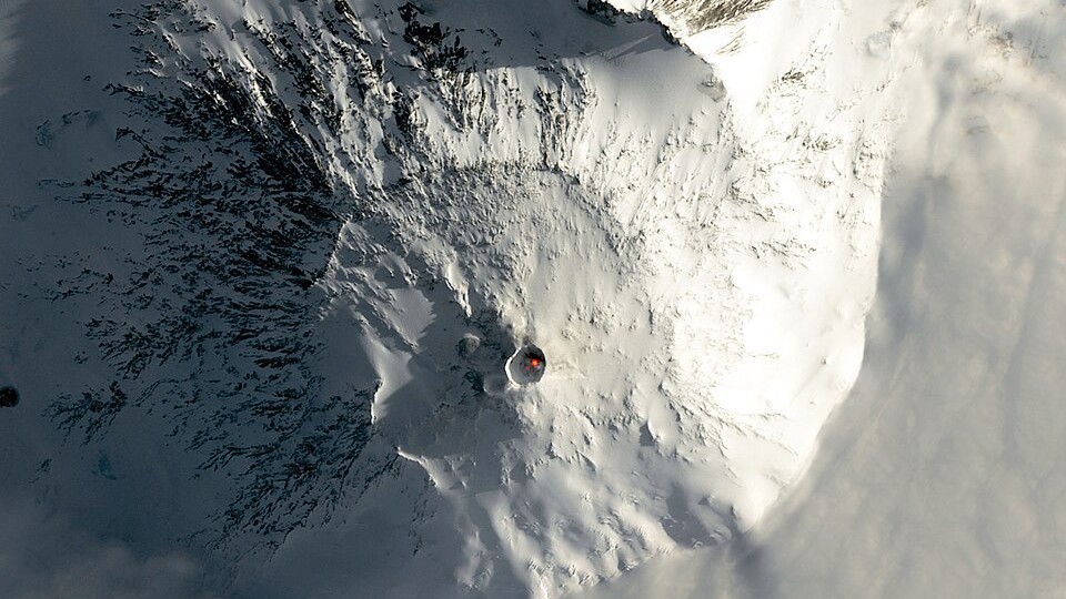 Vzácny bezoblačný pohľad na najjužnejšiu aktívnu sopku na Zemi, Mount Erebus v Antarktíde. Satelitná snímka zachytáva jej kráter s dvoma lávovými jazerami.