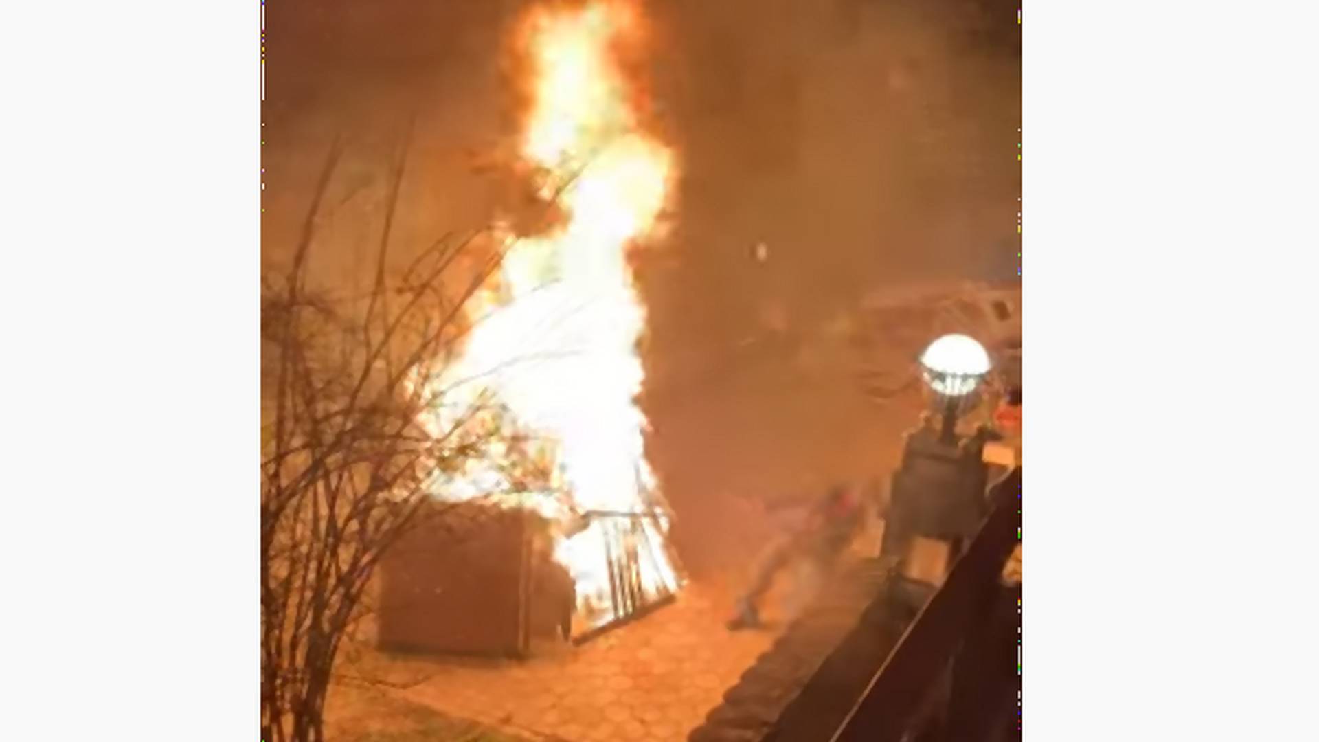 Novosađanin proslavio Badnje veče paljenjem badnjaka pa umalo zapalio ceo komšiluk