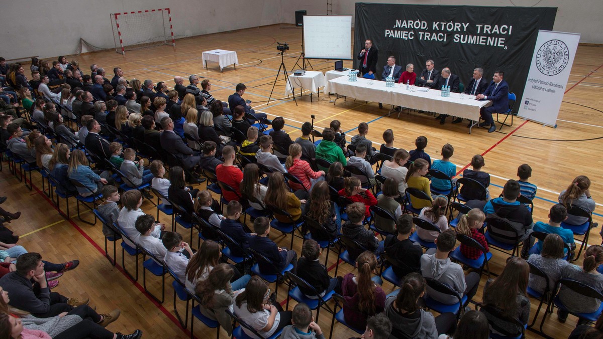 Rodzinę Marcinaków, zamordowaną 75 lat temu w związku z ukrywaniem Żydów i sowieckiego jeńca uczcili dziś przedstawiciele Instytutu Pamięci Narodowej, władz wojewódzkich i samorządowych oraz młodzież.