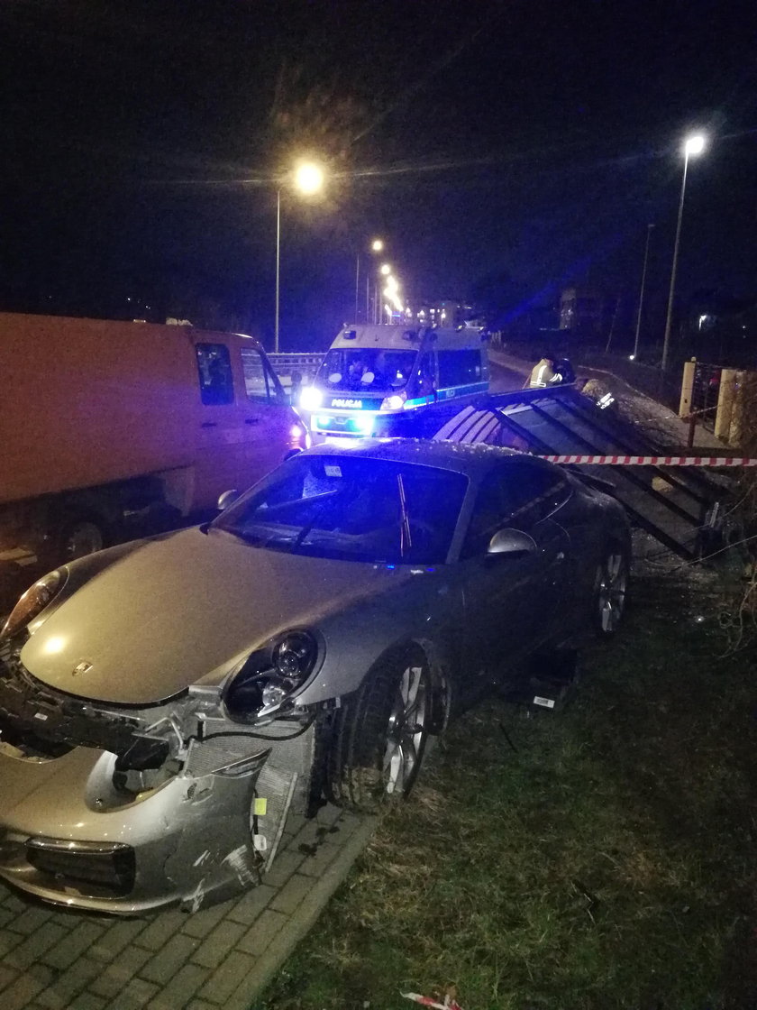 Porsche wjechało w przystanek w Gdańsku