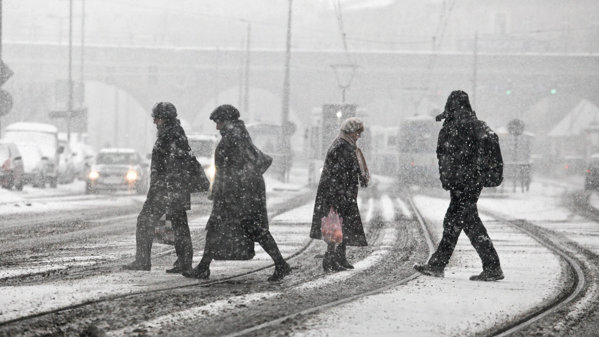 Należy uzbroić się w cierpliwość i ciepłe ubrania - radzą synoptycy. Czwartek upłynie w Polsce pod znakiem długo zapowiadanego pogorszenia pogody. Wieczorem na północnych krańcach kraju możliwe są opady deszczu ze śniegiem.