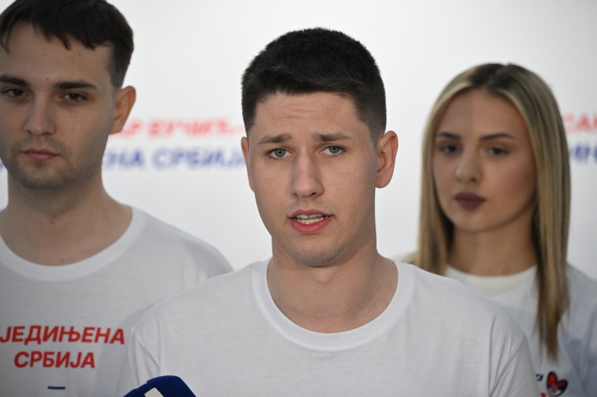 Student Miloš Pavlović na skupu SNS u Areni