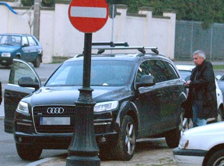 Krzysztof Materna niszczy trawnik