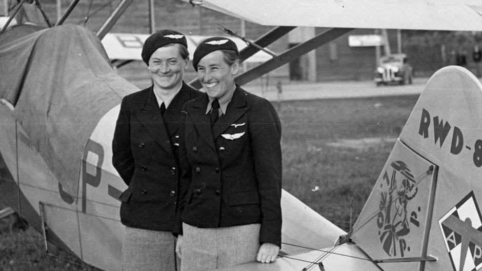 Pilot Wanda Modlibowska (z prawej) i pilot Ewa Korczyńska przy samolocie RWD-8 ufundowanym przez Ligę Obrony Powietrznej i Przeciwgazowej