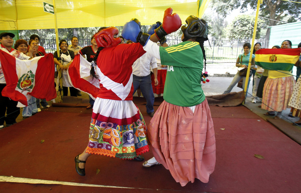 2010-05-13T223749Z_01_LIM103_RTRIDSP_3_PERU.jpg