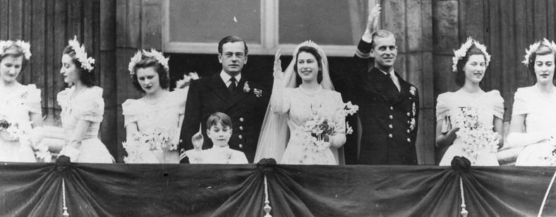 David Mountbatten, księżniczka Elżbieta i książę Filip na balkonie Pałacu Buckingham