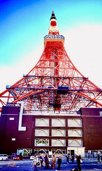 Tokyo Tower (333 m) była najwyższą wolnostojącą wieżą na świecie, przejmując tytuł od Wieży Eiffla (324 m z anteną) o dziewięć metrów