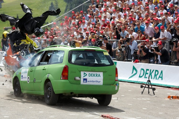 W aucie odpalają poduszki powietrzne, które zmniejszyły obrażenia ludzi w kabinie