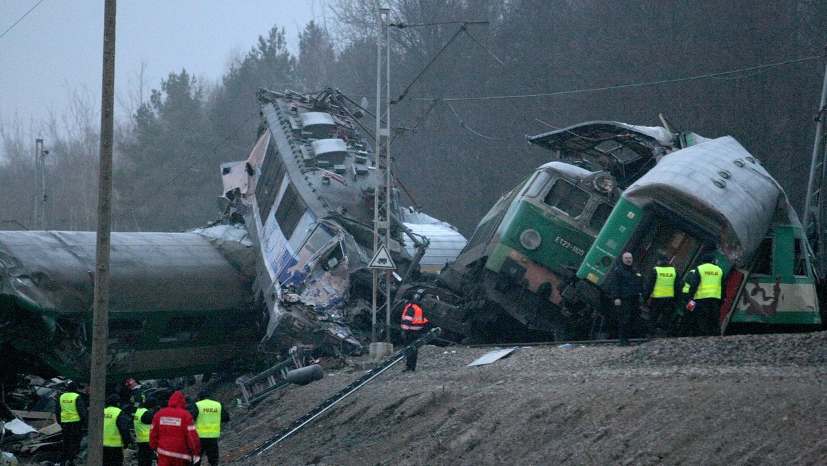 W gminie Szczekociny, na której terenie osiem lat temu doszło do jednej z największych w Polsce katastrof kolejowych, upamiętniono w niedzielę ofiary tragedii z 3 marca 2012 r. Wspominano też postawę mieszkańców i poświęcenie ratowników, którzy nieśli pomoc poszkodowanym w wypadku.