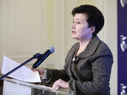 Tak źle dopasowanej marynarki Hanna Gronkiewicz-Waltz nie miała nigdy wcześniej. FOTO