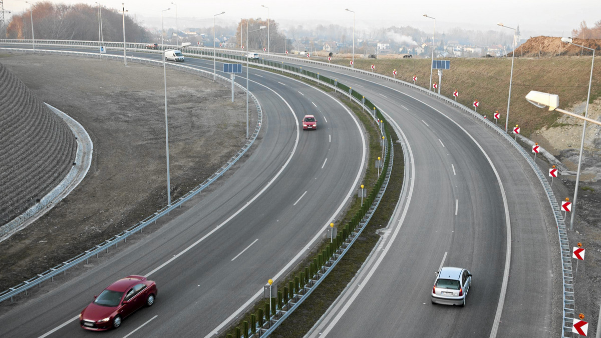 Od soboty kierowcy będą mogli wyjeżdżać z Kielc nowo wybudowanym odcinkiem drogi ekspresowej S74 w kierunku Lublina i Rzeszowa. Budowa siedmiokilometrowego odcinaka trwała 30 miesięcy i kosztowała ok. 285 mln zł.