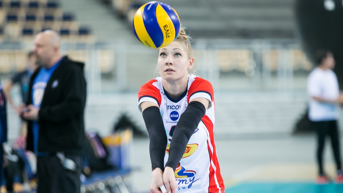 W szóstej kolejce Orlen Ligi zespół Budowlanych Łódź pokonał na wyjeździe ekipę Giacomini Budowlani Toruń 3:0. Trener Błażej Krzyształowicz podczas tego spotkania wprowadził na parkiet grającą na pozycji atakującej, Monikę Kutyła. Był to debiut młodej siatkarki na parkiecie Orlen Ligi. Jak młoda zawodniczka ocenia swój występ? Co ją zaskoczyło?