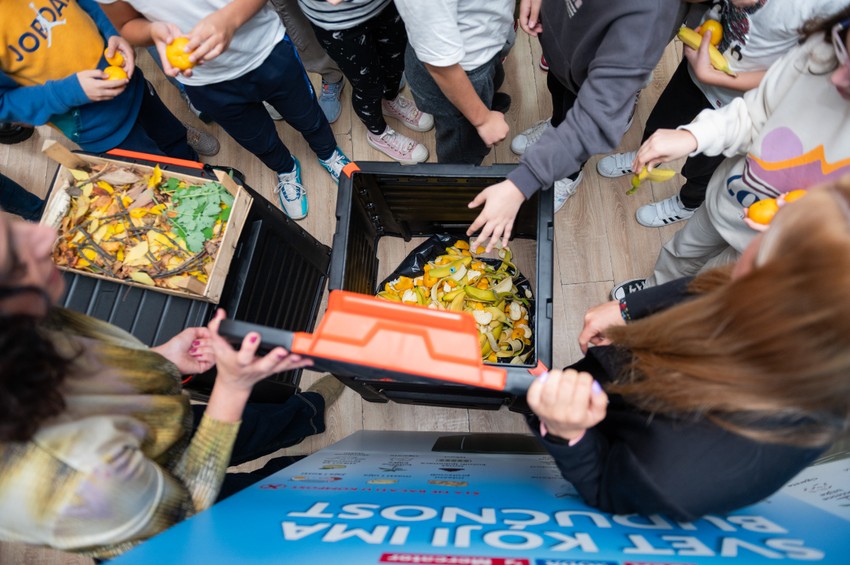 Odlaganje otpada u komposter