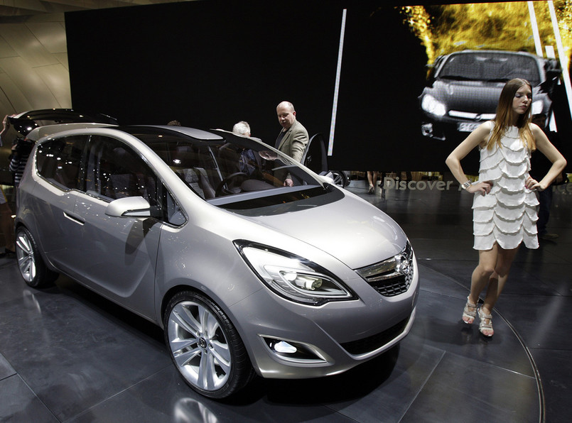 Nowy Opel Meriva dostępny jest w trzech wersjach wyposażenia oraz z różnorodnymi silnikami diesel i benzynowymi o mocy od 75 do 140 KM