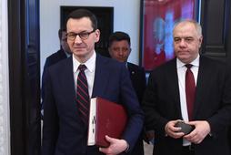 Premier Mateusz Morawiecki i Jacek Sasin, minister aktywów państwowych, przed posiedzeniem Rady Ministrów, Warszawa, luty 2020 r. 