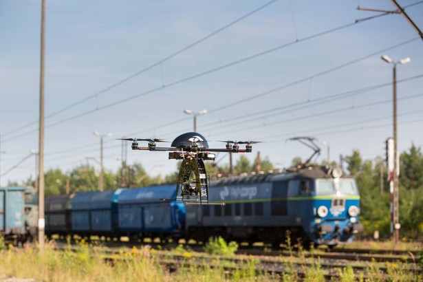 Większy z dronów PKP Cargo o rozpiętości skrzydeł jednego metra