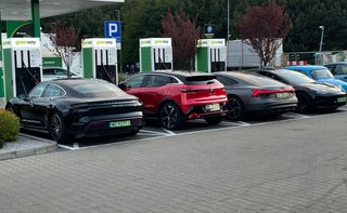 Nowelizacja ustawy o elektromobilności ułatwi montaż ładowarek w blokach? Eksperci mają wątpliwości