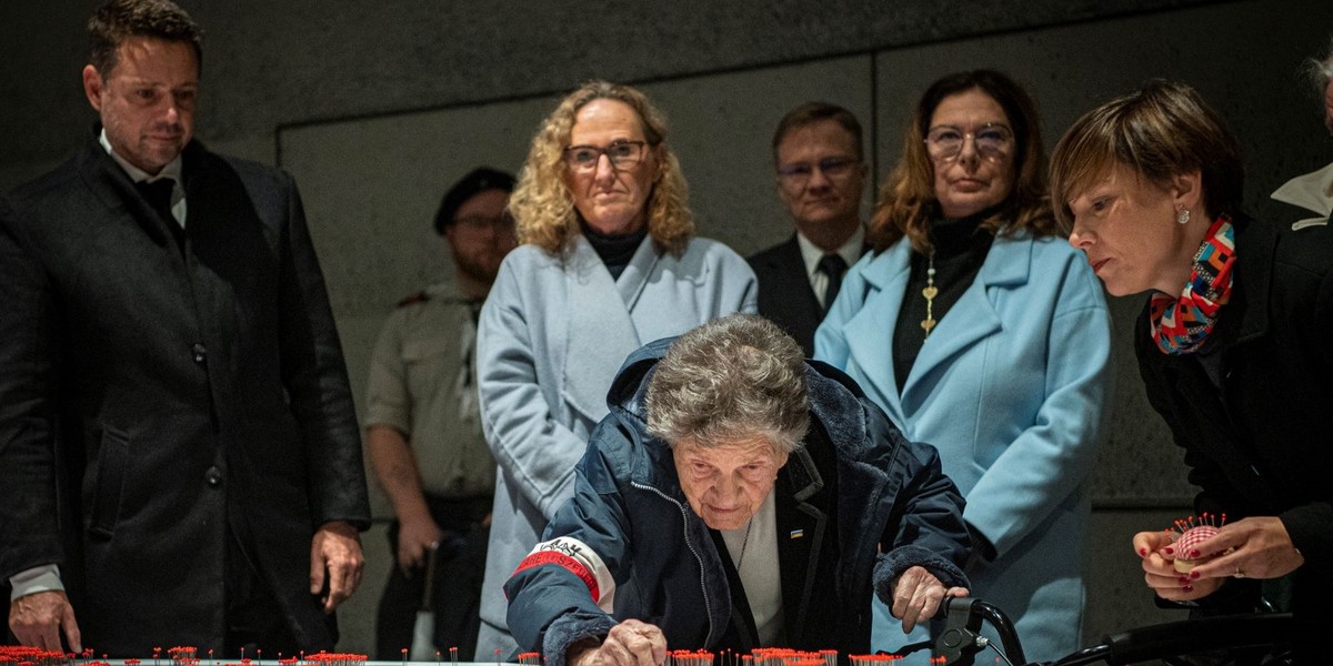 W sali świadectw znajduje się ogromna mapa składająca się z lotniczych fotografii Warszawy. Czerwonymi punktami zaznaczono na niej miejsca egzekucji i pochówku ofiar powstania. 