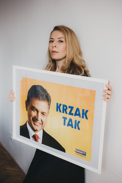 Zofia Smełka-Łeszczyńska z legendarnym plakatem Mariana Krzaklewskiego "Krzak tak"