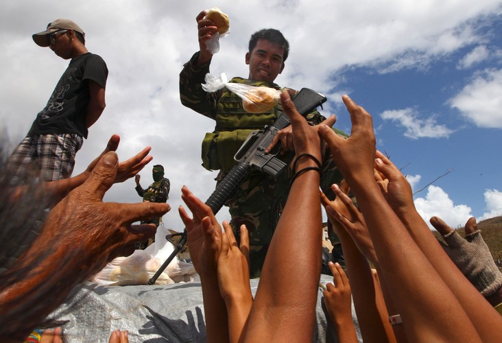 Żołnierz rozdaje chleb poszkodowanym przez tajfun Haiyan