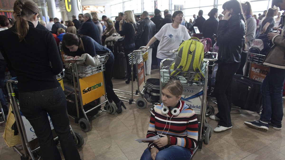 Banki, porty i urzędy w dalszym ciągu są zamknięte w Izraelu, gdzie drugi dzień trwa strajk generalny w obronie pracowników kontraktowych. Na lotnisku Ben Guriona pod Tel Awiwem samoloty nie latały przez 1,5 godziny.