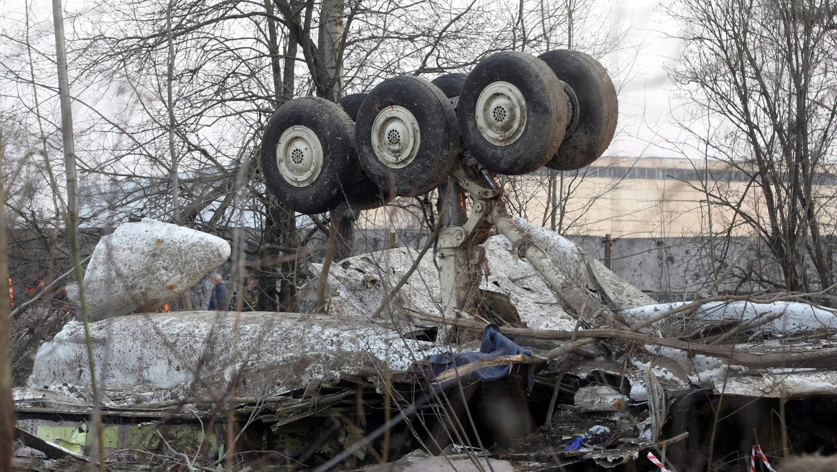 Uważany za prokremlowski dziennik "Komsomolskaja Prawda" zarzucił Polsce opóźnianie śledztwa w sprawie katastrofy polskiego Tu-154M pod Smoleńskiem i wykorzystywanie tego do atakowania Rosji. Gazeta odnotowuje też, że "w samej Polsce, w związku z tą tragedią, dzieją się dziwne rzeczy". Polska prokuratura stanowczo odpiera te zarzuty.