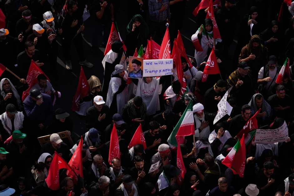 Ožalošćeni nose zastave i transparent na kojem piše „Ubićemo Trampa i Netanjahua“, dok su se okupili na Trgu islamske revolucije na sahrani ubijenog iranskog vrhovnog vođe ajatolaha Alija Hamneija u Teheranu, Iran, u ponedeljak, 6. jula 2026.
