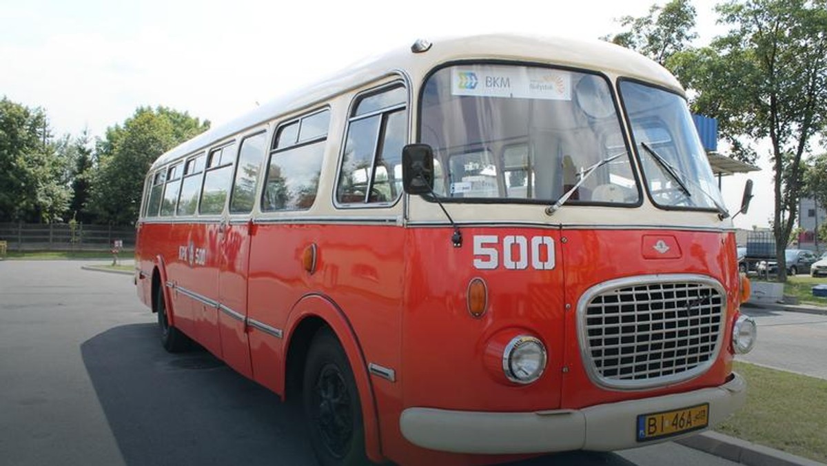 Podróże zabytkowym autobusem marki Jelcz to doskonała szansa na lepsze poznanie Białegostoku i jego historii. Pierwsza wakacyjna wycieczka tzw. ogórkiem po ulicach stolicy Podlasia odbędzie się 10 lipca. O historii miasta opowiedzą wykwalifikowani przewodnicy turystyczni PTTK.