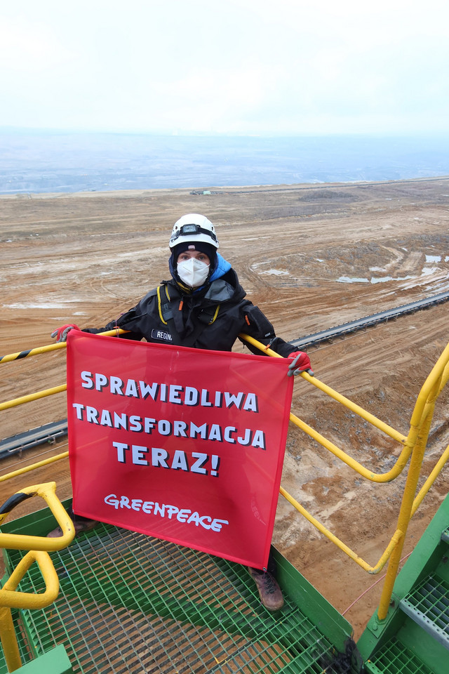 Aktywiście Greenpeace w kopalni Turów