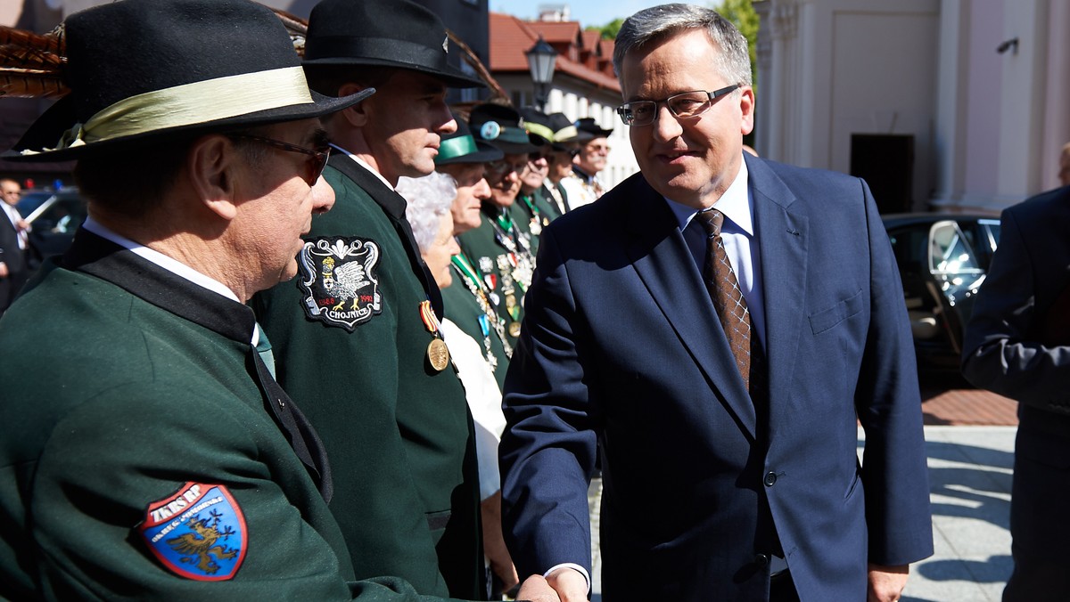 Bronisław Komorowski podpisał w piątek w Charzykowach (Pomorskie) dokument o skierowaniu do Sejmu prezydenckiego projektu tzw. ustawy krajobrazowej. Propozycja ma na celu rozpoczęcie porządkowania prawa pod kątem ochrony krajobrazu, który jest wartością ogromną - podkreślił prezydent.