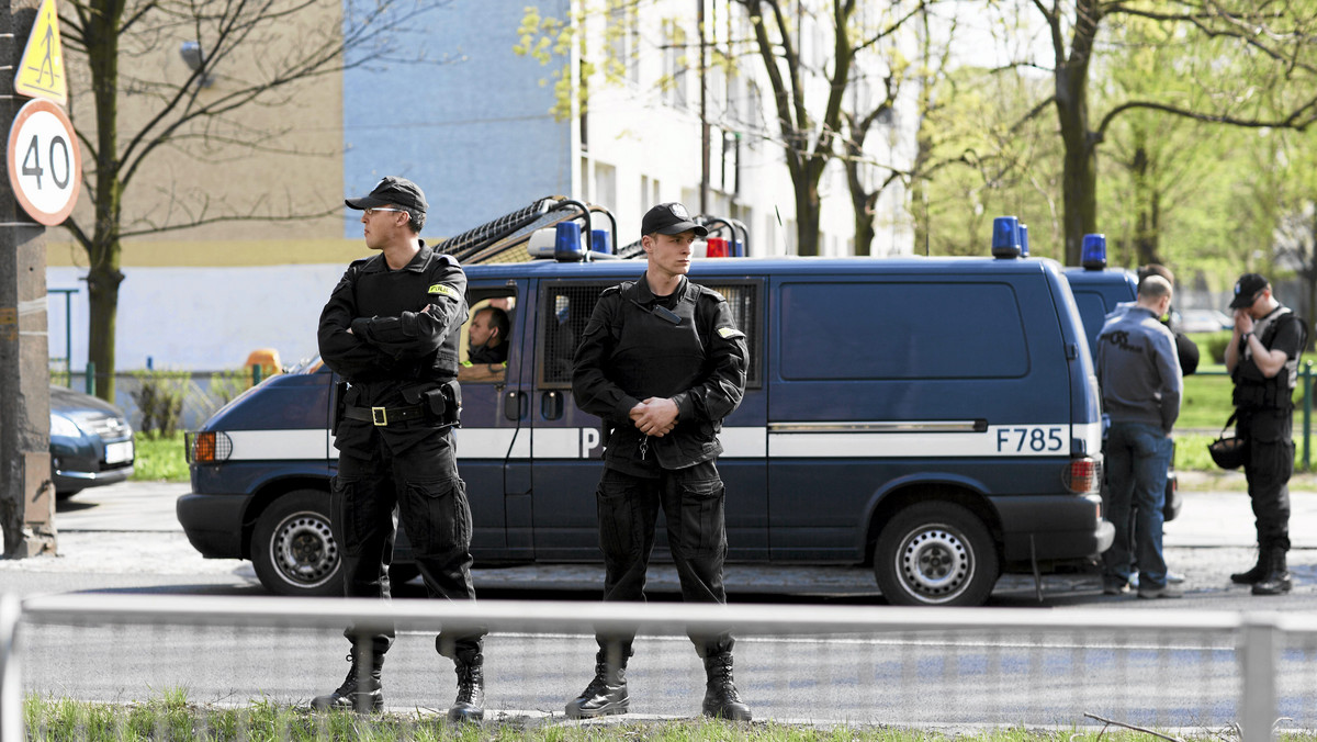Policja zatrzymała mężczyznę podejrzanego o podkładanie bomb w Krakowie - poinformowała TVN 24. Według informacji PAP, w mieszkaniu zatrzymanego znaleziono inne ładunki wybuchowe. Według informacji TVN 24, mężczyzna jest przesłuchiwany.