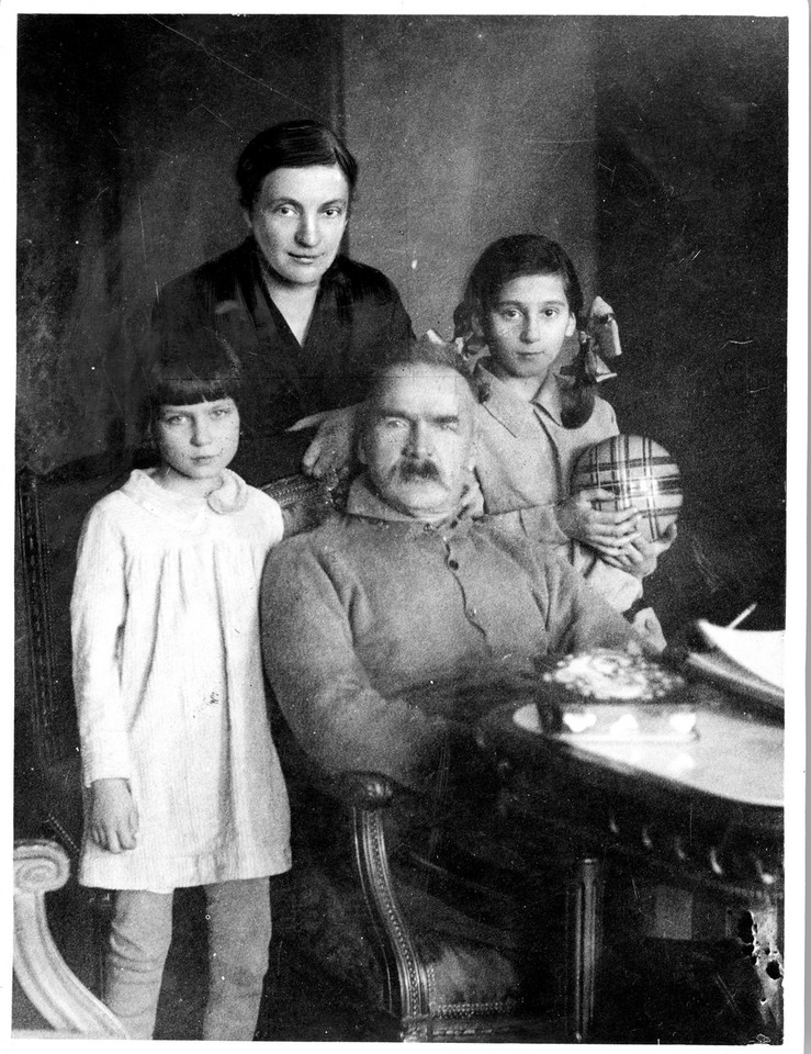 Józef Piłsudski z rodziną. Od lewej: córka Jadwiga, żona Aleksandra, córka Wanda (1930)