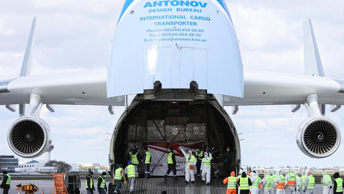 Koronawirus w Polsce. Rozładunek samolotu Antonov An-225 Mriya - największego samolotu świata, który wylądował, 14 bm. na Lotnisku Chopina w Warszawie. 