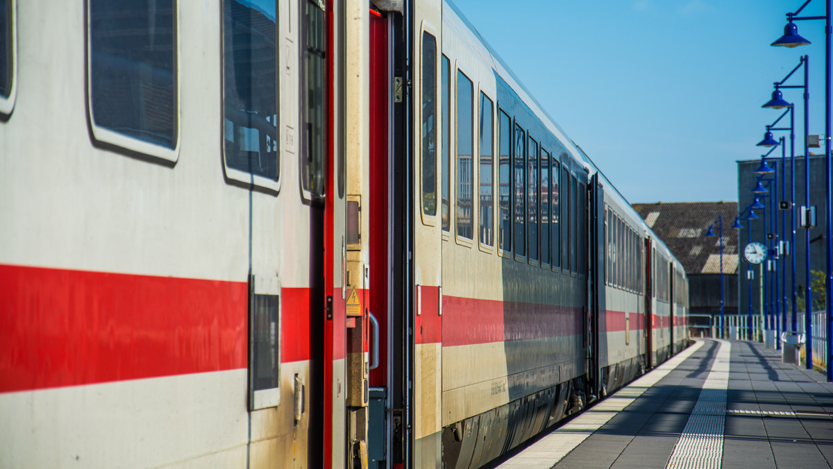 Berlin. "Surfował" na dachu kolejki. Ta zabawa kosztowała go życie