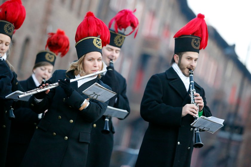 Katowice. Górnicza orkiestra KWK Wieczorek maszeruje przez Nikiszowiec 