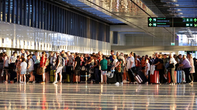 Podróżnych czekają opóźnienia na lotniskach i odwołane loty