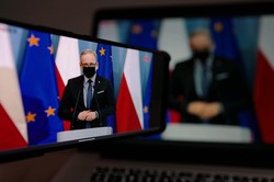 Luzowanie obostrzeń w Polsce: ruszają targi i konferencje, więcej osób na weselach