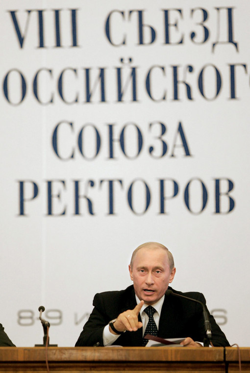 Prezydent Rosji Władimir Putin przemawia podczas spotkania rektorów rosyjskich instytutów na Moskiewskim Uniwersytecie Państwowym im. Łomonosowa w Moskwie, 8 czerwca 2006 r.
