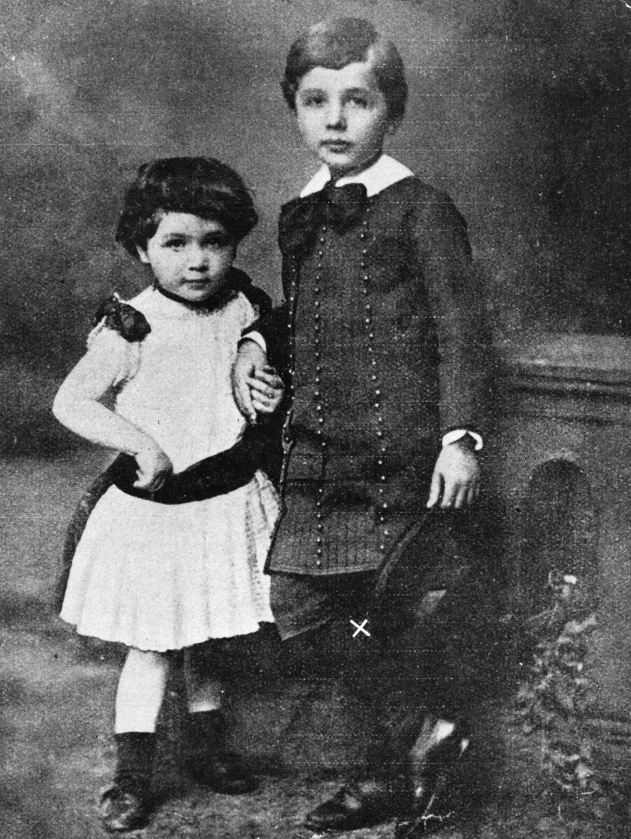 Młody Albert Einstein z siostrą