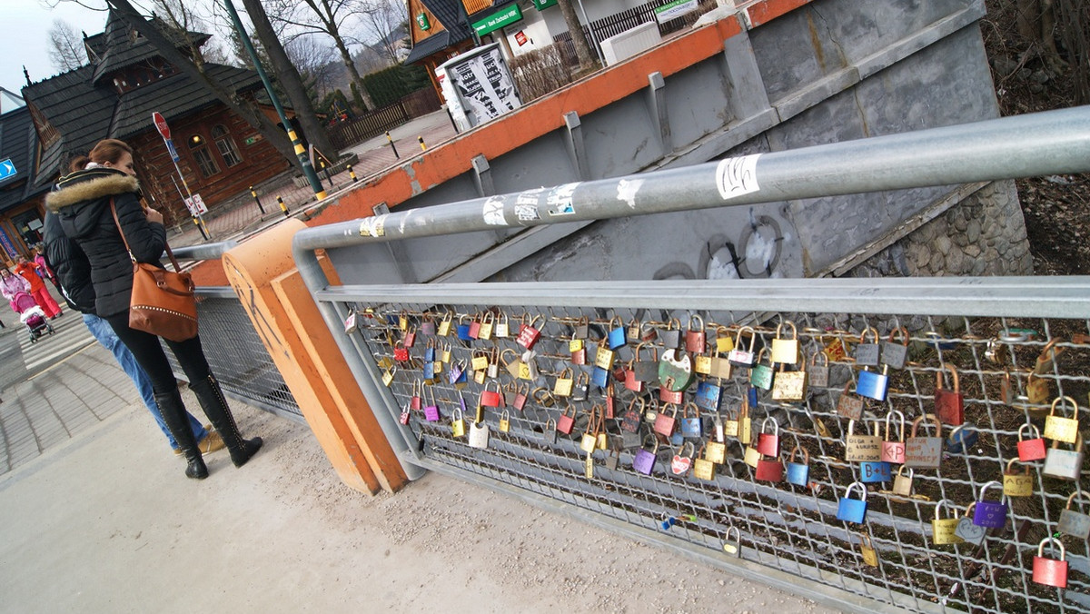 Zakopiański most zakochanych ugina się pod ciężarem "wyrazów miłości".