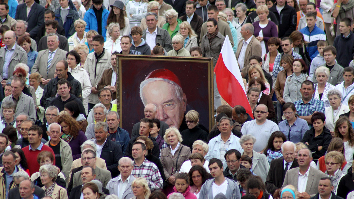 Około 90 tys. wiernych brało w środę udział w uroczystościach Wniebowzięcia Najświętszej Marii Panny na Jasnej Górze. Duchowni przestrzegali przed ośmieszaniem ważnych w historii Polski rocznic, apelowali o obronę życia i troskę o dobro rodziny.