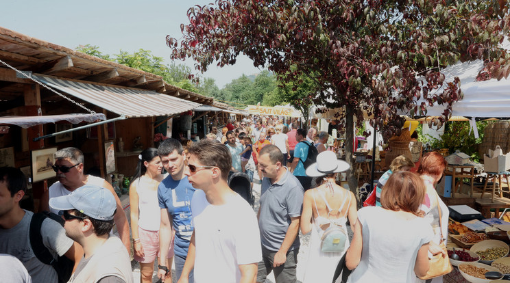 A sok szépség és finomság mellett itt még valami garantált: a tömeg /Fotó: Pozsonyi Zita