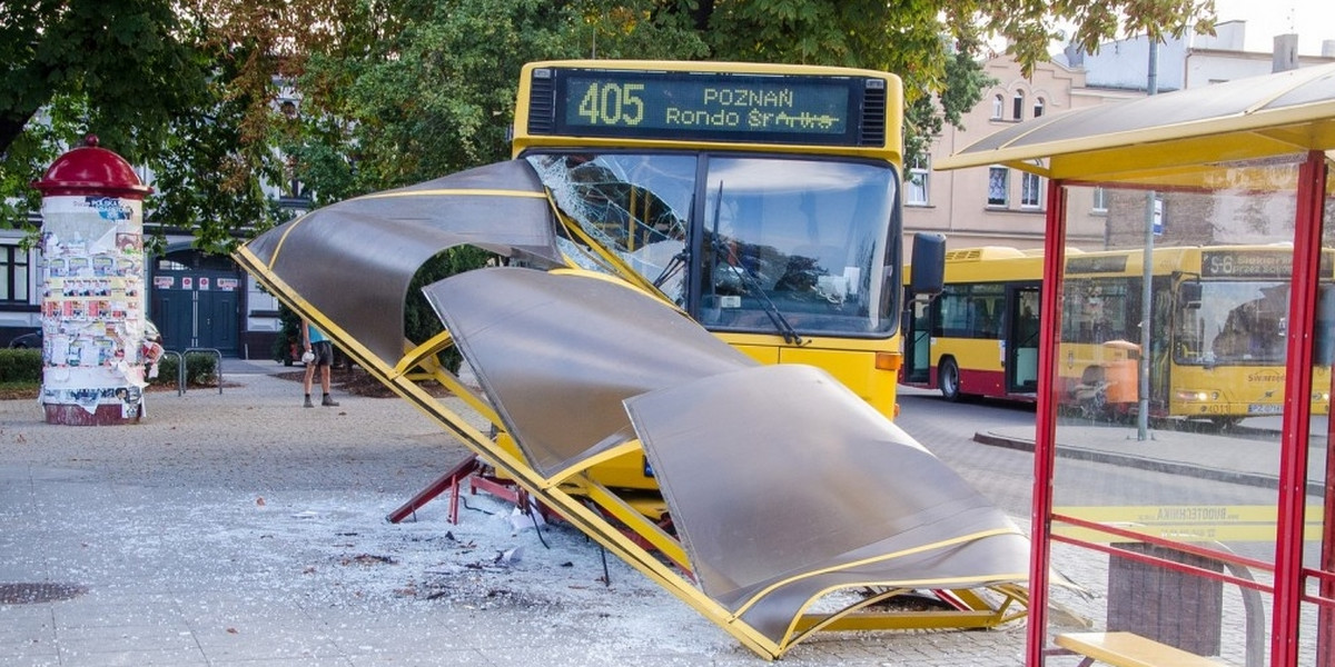 Swarzędz: autobus skasował wiatę